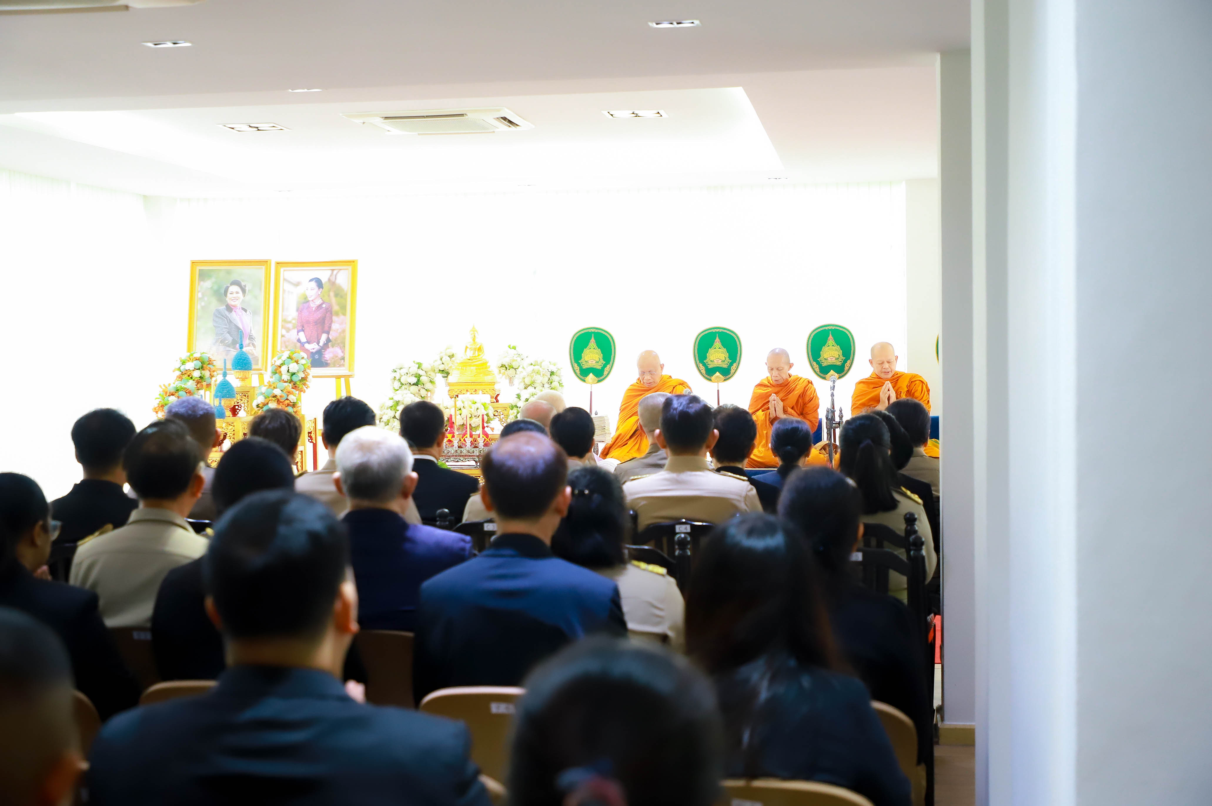 title - ส.ป.ก. เข้าร่วมพิธีเจริญพระพุทธมนต์บำเพ็ญพระราชกุศล ถวายความอาลัยแด่ สมเด็จพระนางเจ้าสิริกิติ์ พระบรมราชินีนาถ พระบรมราชชนนีพันปีหลวง และสมเด็จพระเจ้าลูกเธอ เจ้าฟ้าพัชรกิติยาภา นเรนทิราเทพยวดี กรมหลวงราชสาริณีสิริพัชร มหาวัชรราชธิดา